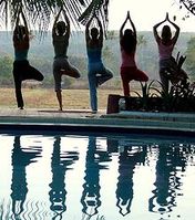 Beispiel: Yogaübung in der Gruppe Bild: Judith from london, UK / de.wikipedia.org