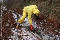 Greenpeace-Aktivisten entnehmen Abwasserproben aus der westungarischen Aluminiumfabrik Ajkai / Bild: greenpeace.de