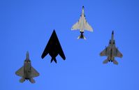 Vergleichsansicht: v. l. F-22 Raptor, F-117 Nighthawk, F-4 Phantom II und F-15 Eagle im Dezember 2007 (Symbolbild)
