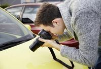 Für den Sachverständigen war die Sache klar: Im Laufe der Zeit hinterlassen Steine in der Lackschicht eines Autos nun einmal deutliche Gebrauchsspuren. Foto: HUK-COBURG