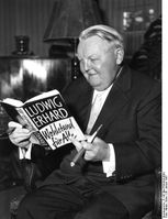 Ludwig Erhard 1957 mit seinem Buch Wohlstand für Alle