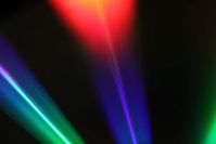 Licht: elektrische Spannung abhängig von Lichtfarbe. Bild: pixelio.de, Scheppe