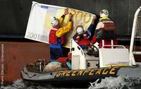 Greenpeace-Aktivisten protestieren gegen die subventionierte Fischerei der "Maartje Theadora" vor Mauretanien. Bild: Pierre Gleizes / Greenpeace