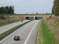 Wildbrücke über die A 14 bei Schwerin. Bild: Niteshift / de.wikipedia.org