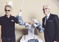 Andrea Bocelli und Ulrich Spiesshofer gemeinsam mit dem Dirigenten des Abends: YuMi. Bild: "obs/ABB AG"