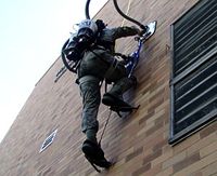 PVAC: Staubsauger-Spiderman erklimmt Gebäudewand. Bild: utah.edu