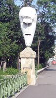 Einer der vier "Lemurenköpfe" (Aluminium und weiße Lackfarbe) auf der Stubenbrücke in Wien von Franz West