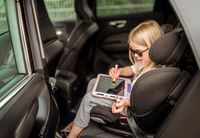 Mädchen spielt und lernt mit der Lern-App EDURINO auf dem Weg in den Sommerurlaub.