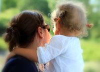 Mutter mit Kind: Social-Media-Kritik oft heftig. Bild: Souza, pixelio.de