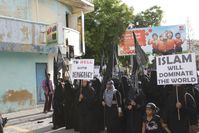 Proteste von Frauen (2014) für die Einführung der Scharia auf den Malediven mit dem Poster „Der Islam wird die Welt beherrschen“ (Islam will dominate the world)