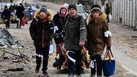 Flüchtlinge auf der Straße von Mariupol am 16. März 2022