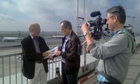 ZDF-Reporter Halim Hosny im Interview mit einem Flughafenexperten. Bild: "obs/ZDF"