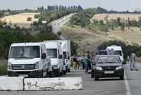 Auf dem Bild: Ein Verkehrsstau vor dem Checkpoint Wassiljewka im Gebiet Saporoschje, 10. August 2022. Bild: KONSTANTIN MICHALTSCHEWSKI / Sputnik