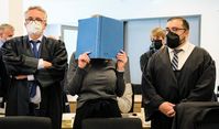 Archivbild: Die Angeklagte Lina E. steht im Gerichtssaal neben ihren Anwälten Erkan Zünbül und Ulrich von Klinggräf, als sie am 8. September 2021 auf den Beginn ihres Prozesses vor dem Oberlandesgericht in Dresden wartet.