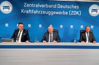 ZDK-Präsident Jürgen Karpinski (Mitte), Vizepräsident und Bundesinnungsmeister Wilhelm Hülsdonk (li.) sowie Vizepräsident Thomas Peckruhn (re.) (2022) Bild: Zentralverband Deutsches Kraftfahrzeuggewerbe (ZDK) Fotograf: ProMotor