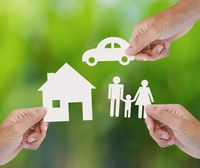 Bild: #58064149 - Hand holding a paper home, car, family © Warakorn