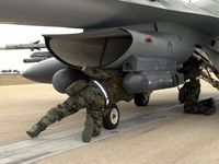 Symbolbild: Sicherheitsinspektion eines F-16-Kampfflugzeugs der US-Luftwaffe im Rahmen einer Bereitschaftsprüfung. Luftwaffenstützpunkt Kunsan, Südkorea. Aufnahmedatum unbekannt, geschätzt: Jahr 2023. Bild: Piemags / Legion-media.ru