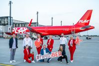 Die Crew der Fluglinie Play, Flughafenmitarbeiter/innen, das Flugzeug von der Airline Play am Gate des Terminal 1 des Flughafens Berlin Brandenburg Willy Brandt (BER). Bild: Flughafen Berlin Brandenburg Fotograf: Günter Wicker