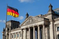 Schwarz-Rot-Gold-Flagge am Reichstag: Der Bundestag debattierte über 30 Jahre Deutsche Einheit