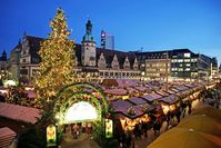 Budenzauber auf dem Leipziger Weihnachtsmarkt vor dem Alten Rathaus / Bild: "obs/Leipzig Tourismus und Marketing GmbH/Andreas Schmidt"