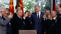 Michail Gorbatschow stößt mit Helmut Kohl auf den geschlossenen Freundschaftsvertrag an.