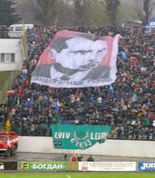 Anhänger von Karpaty Lwiw halten ein Plakat mit der Aufschrift „Bandera – Unser Held“