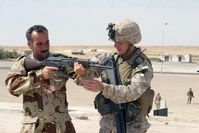 Ausbildung eines irakischen Soldaten an der AK-47 durch einen Offizier des United States Marine Corps.