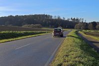 Landstraße: Ohne Auto können viele nicht zur Arbeit oder zum Einkaufen kommen da der Öffentliche Nahverkehr immer noch zu schlecht ist. (Symbolbild)