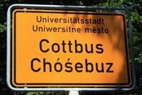 Zweisprachiges Ortseingangsschild von Cottbus