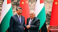 Chinas Präsident Xi Jinping und der palästinensische Präsident Mahmud Abbas nehmen am 14. Juni 2023 an einer Unterzeichnungszeremonie in der Großen Halle des Volkes in Peking teil.