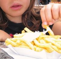 Pommes: 80 Prozent der Kinder essen ungesund. Bild: Thommy Weiss/pixelio.de