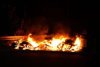 Die zwischen dem Lidl-Markt und dem Elektrofachmarkt aufgestellten Container standen lichterloh in Flammen. Bild: Polizei Minden-Lübbecke