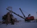 Mächtige Maschinen setzen die Ölfirmen in Kanada ein, um der Natur den wertvollen Rohstoff Ölsand abzutrotzen. Ganze Landstriche werden dazu umgegraben. Bild: ZDF / Michael Gries