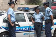 Israelische Polizisten vor einem Streifenwagen