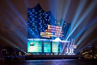 Elbphilharmonie: Lichtspektakel zur Eröffnung