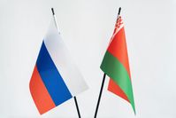 Weißrussland und Russland Flagge (Symbolbild) Bild: Viachaslau Krasnou / Legion-media.ru