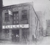 Die erste Produktionsstätte von Eli Lilly im Jahre 1876 an der 15 West Pearl Street in Indianapolis. In der Mitte steht Eli Lilly, rechts davon sein Sohn und links sein anderer Mitarbeiter. (Symbolbild)