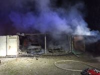 Mehrere Garagen brannten vollständig aus