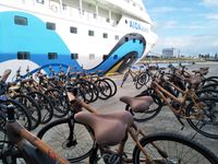 Mit Bambusrädern auf AIDA Weltreise / AIDA Selection Schiffe erhalten Fahrräder aus nachwachsendem Rohstoff - Erlöse fließen in soziale Projekte in Ghana. Bild: "obs/AIDA Cruises"