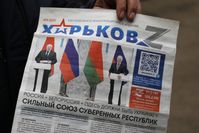 Archivbild: Ein Mann hält eine Nummer der Wochenzeitung "Charkow Z", 22. April 2022. Bild: TAISSIJA LISKOWEZ / Sputnik