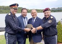 Gemeinsam mit Innenminister Wolfgang Sobotka (ÖVP, 2.v.r.) übergab Georg Scharpenack (3.v.r.), Geschäftsführer ULBRICHTS Protection, die neuen Titanhelme an die österreichische Polizei. Bild: "obs/ULBRICHTS Witwe GmbH/ULBRICHTS Protection"