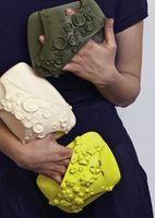 Generativ gefertigte Handtaschen in verschieden durchgefärbtem ABS.
Quelle: (Quelle Fraunhofer IPA) (idw)