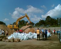 Füllen von Sandsäcken für die Deichverteidigung im Landkreis Börde