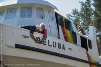 Greenpeace-Aktivisten befestigen den Namenszug am Schiffsrumpf der "Beluga". Bild: Greenpeace
