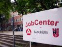 Das Jobcenter von Berlin-Neukölln ist eines der größten in Deutschland. Bis man hier dran kommt, heißt es: Schlange stehen, manchmal auch drei Stunden lang. Bild: ZDF und Joachim Giel