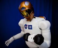 Robonaut 2: Geschickt auch mit der Hantel. Bild: NASA