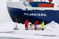 Installation von Untereissensoren waehrend einer Eisstation.
Quelle: Foto: Alfred-Wegener-Institut / Stefan Hendricks (idw)