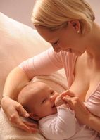 Muttermilch ist perfekt darauf abgestimmt, was ein Baby braucht - kein Fertigprodukt kann das ersetzen. Bild: Techniker Krankenkasse