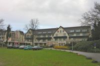 Hotel de Bilderberg in Oosterbeek. Zum ersten Mal wurde die Konferenz im Mai 1954 auf Einladung von Prinz Bernhard der Niederlande in dessen Hotel de Bilderberg in Oosterbeek, Niederlande veranstaltet. Der Name Bilderberg wurde vom ersten Tagungsort übernommen.