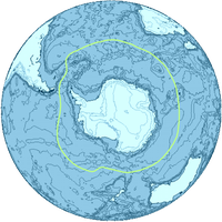 Die Antarktis. Die grüne Linie umgrenzt die Region an der antarktischen Konvergenz Bild: Apcbg / de.wikipedia.org